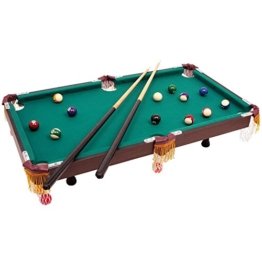 Billardtisch im klassischen Design, mit 2 hölzernen Queues samt passender Keide und Billiardkugeln mit Triangel -